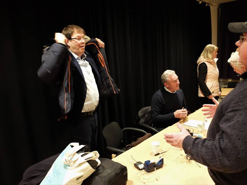 Kollektivselskap-sjefene (f.v.:) Terje Sundfjord og Trond Myhre fikk mye å svare for under folkemøtet i Sande.