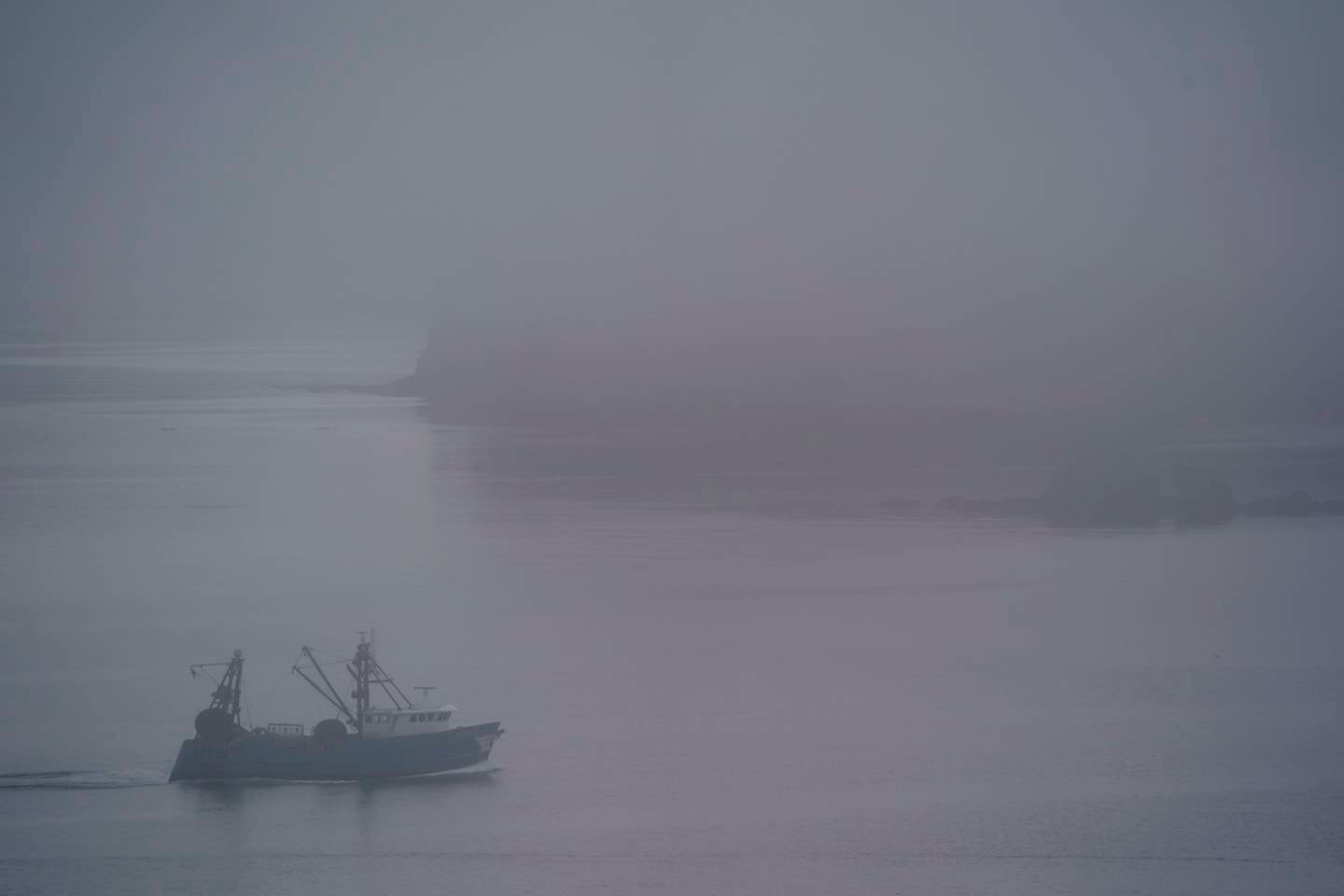 En båt som kan brukes til tråling, går ut på havet fredag ​​23. juni 2023, nær Kodiak, Alaska.