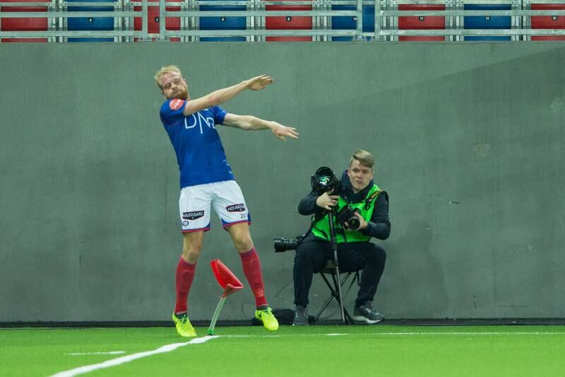 Herman Kjelsrud Johansen har nettopp scoret sesongens første seriemål for VIF. Da ble det en rett høyre mot cornerflagget.