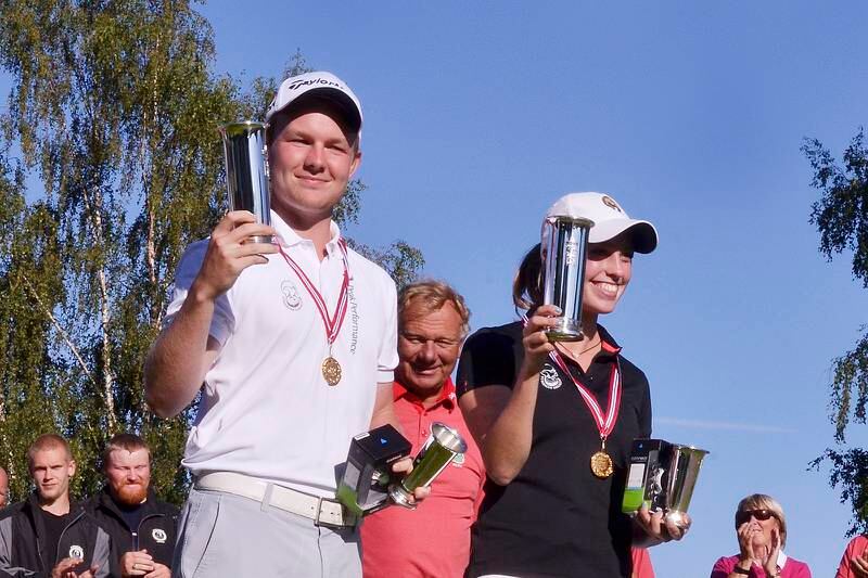 Aksel Kristoffer Olsen og Marthe Wold sikret Stavanger Golfklubb en historisk dobbeltriumf i golf-NM. Her har begge fått sine kongepokaler.