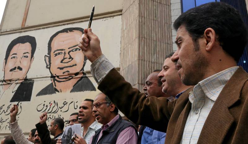 Kritiske og uavhengige nyhetstjenester blir kneblet under regimet til president al-Sisi. Her fra en demonstrasjon i fjor mot fengsling av journalister.