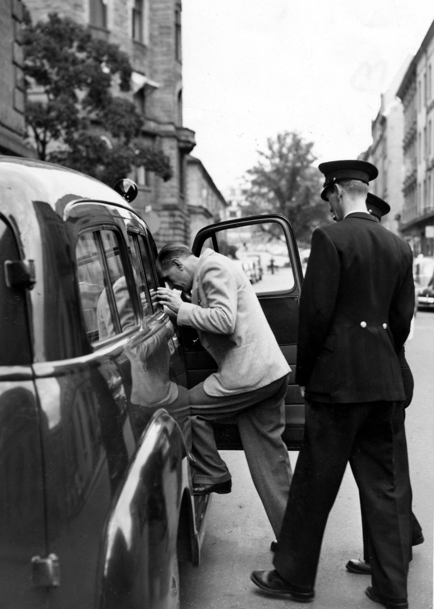 Rolf Erling Knutsen, forbryter fra 40-50-tallet bedre kjent som "Rottenikken". Her på vei til forhørsretten 10-8-1954.
Foto: NTB arkiv /  SCANPIX
