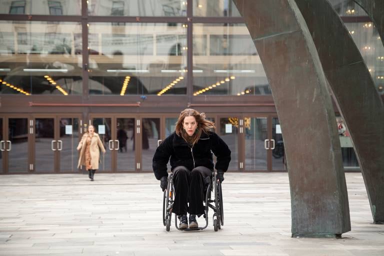 Maria Austgulen spiller Fanny, som havner i rullestol etter en sykkelulykke, i «Nede».