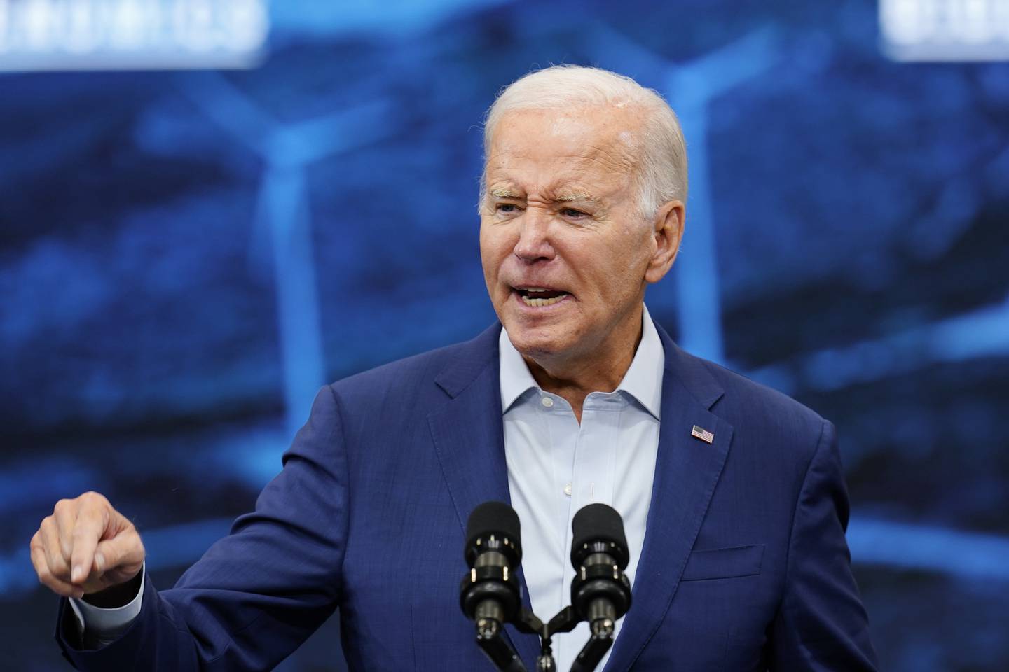 President Joe Biden lovet i en tale under et fabrikkbesøk i New Mexico onsdag at flere skal få kompensasjon etter å ha blitt utsatt for radioaktiv stråling etter testing av atomvåpen under den kalde krigen. Foto: Ross D. Franklin / AP / NTB