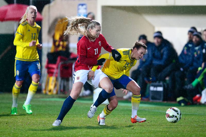 Norges Lisa-Marie Karlseng Utland i kamp om ballen med Sveriges Jessica Samuelsson.