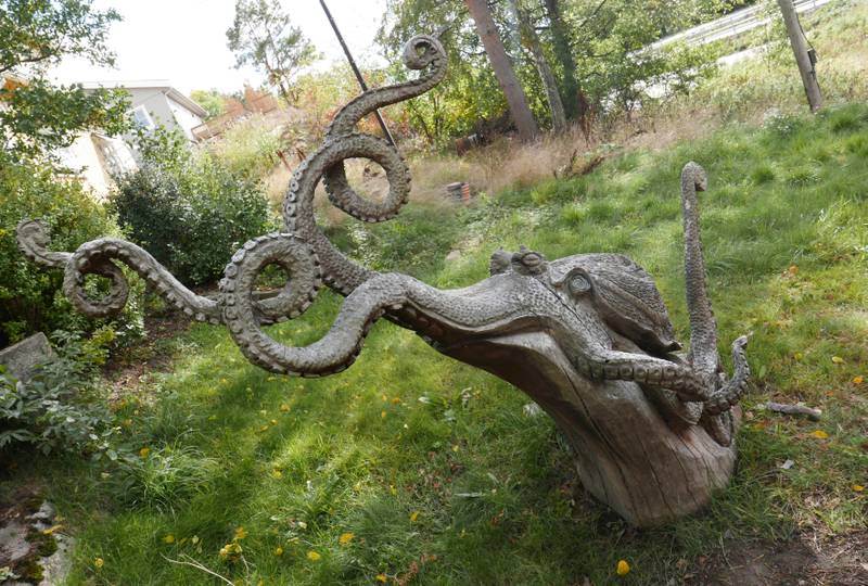 INSPIRASJON: Treskjæringskonge Jordan Anderson har satt igjen denne blekkspruten i kameratens hage.