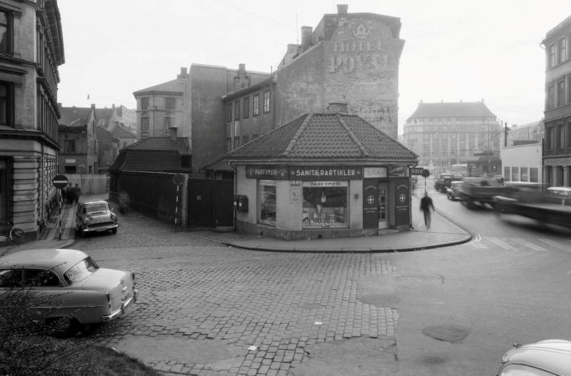 Vaterland fotografert i oktober 1960, måneden etter var kvartalet revet. Til venstre er Karl XIIs gate 4, Persgangen og Vognmannsgata 9. I bakgrunnen Jernbanetorget 2 og Nygata 11 helt til høyre.