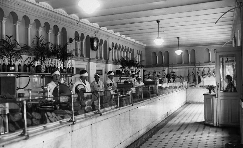 UTSALG CIRKA 1930: Christiania Dampkjøkken utvida med blant annet pølsemakeri, bakeri, butikker og kafeer. Seinere utvikla firmaet seg til en rein cateringbedrift, som i 1971 ble slått sammen med Oslo Folkerestauranter. FOTO: UKJENT PERSON/OSLO MUSEUM