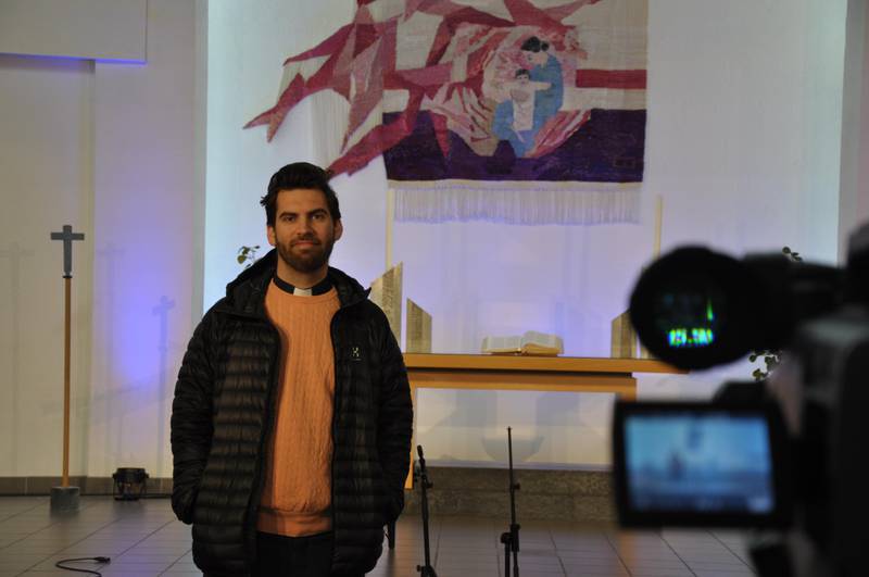 Sogneprest Marius Økland er en av seks prester som skal stå foran kameraet denne påsken. Foto: Kenneth Andersen