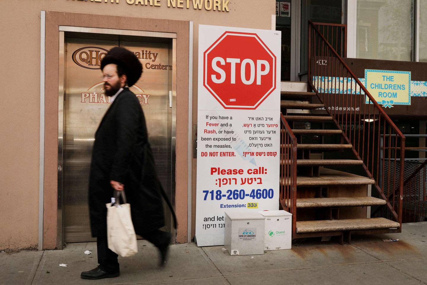 RAMMET: Særlig blant ultraortodokse jøder i Williamsburg i Brooklyn har mange nektet å gi barna vaksiner. FOTO: NTB SCANPIX