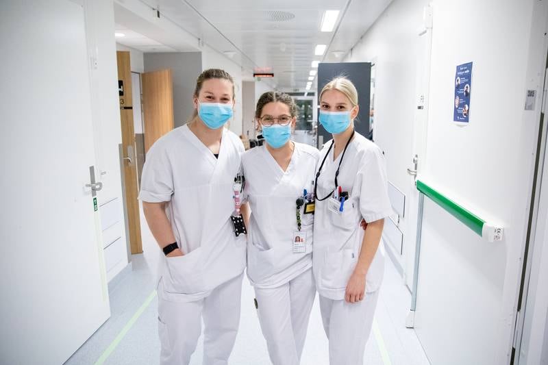 Sykepleierne Emilie Møller-Olsen (fra venstre), Victoria Catanho og Maia Jacobsen er glade i jobben sin. Det er givende å hjelpe andre. Men av hensyn til sin egen helse og livsglede, har mange sykepleiere sett seg nødt til å slutte. Møller-Olsen er neste sykepleier på vei ut. Hun har jobbet på avdelingen siden 2019. Det gjør henne til en av dem med lengst fartstid der.