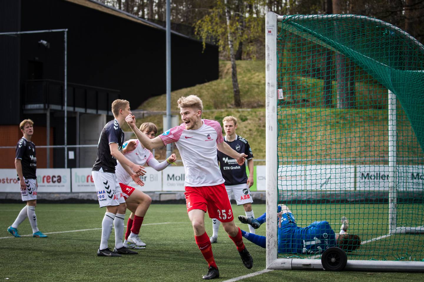 Jens Bonde Aslaksrud jubler for en av hans to scoringer, da Ullern slo Odd-rekruttene på eget gress lørdag.