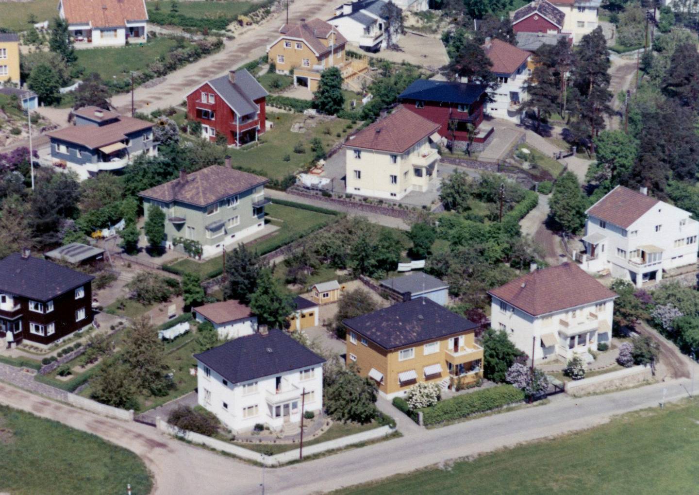 Lammersgate, det gule huset i nederste husrad ble revet på 80-tallet. Foto: Drammen Byarkiv