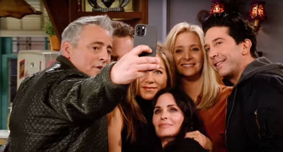 Joey er blitt grå i håret, men ellers er de evige vennene godt gjenkjennbare – der de blir å se i «Friends: The Reunion». Skjermdump fra traileren / YouTube