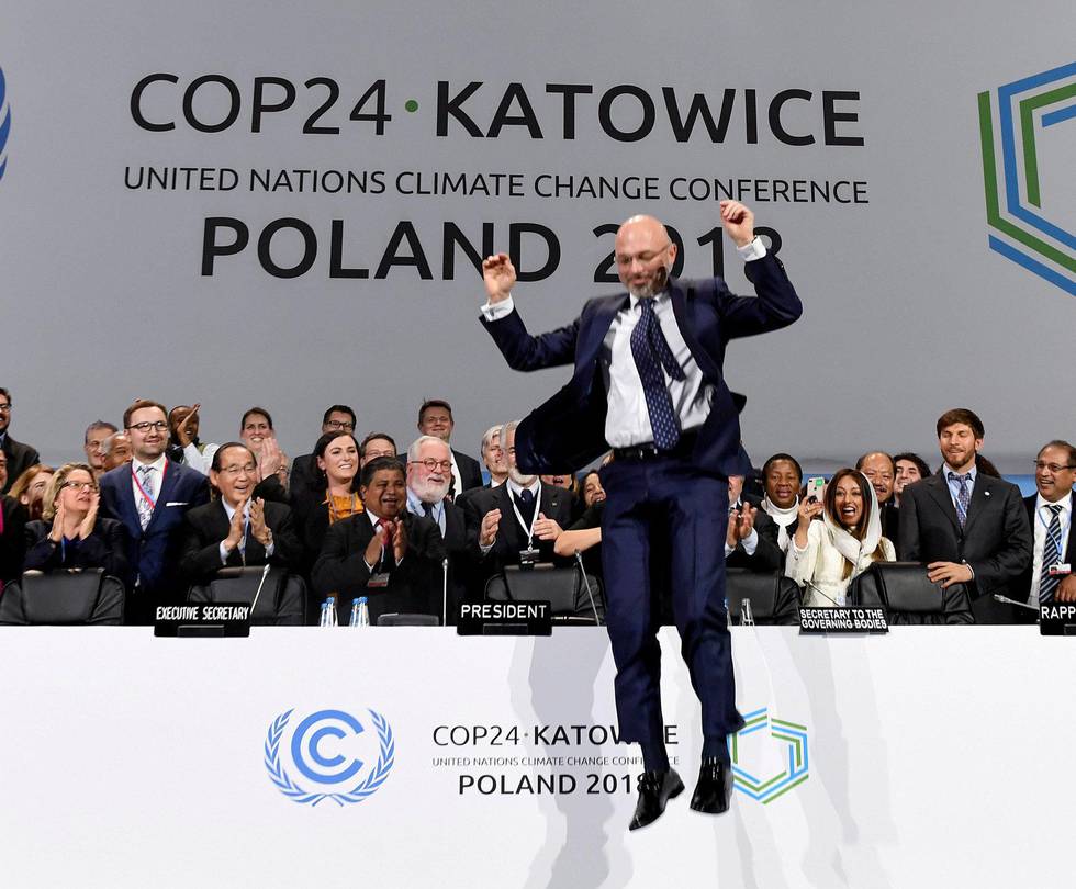 POLEN: President for klimatoppmøtet, Michal Kurtyka, gjennomførte et lite hopp i forbindelse med avslutningen lørdag. FOTO: JANEK SARZYNSKI/NTB SCANPIX