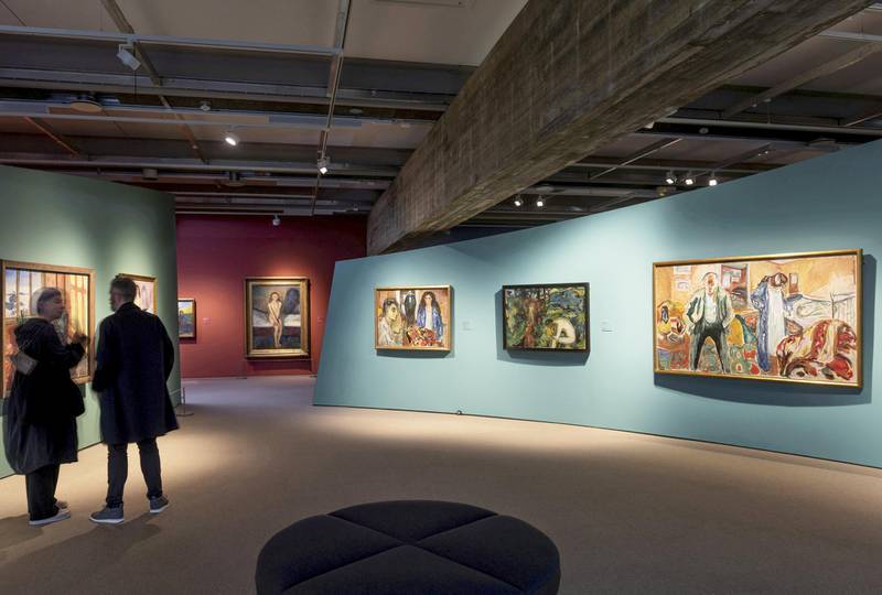 Kode Bergens store Munch-utstilling presenteres i Stenersen-bygget. Bygget er restaurert og åpnet opp slik at både kunst og arkitektur kommer til sin rett.