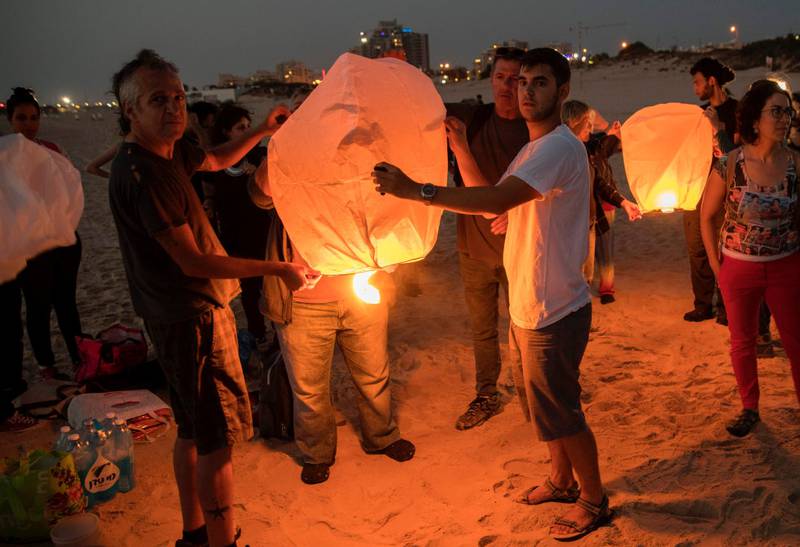 Israelske fredsaktivister samlet seg i helgen like ved grensen til Gaza for å vise sin støtte til Gazas palestinske innbyggere i strømkrisen, og tente 150 lanterner.
