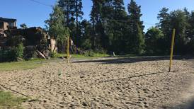 Fikk sandvolleyballbane av kommunen – nå forfaller den