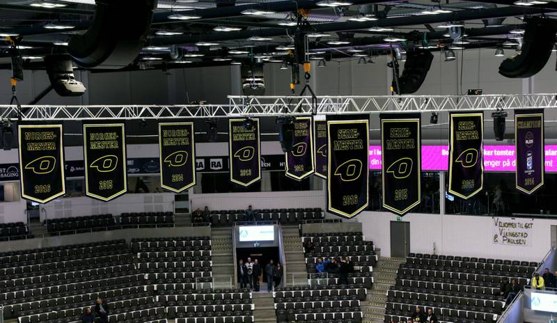 Etter dagens kamp mot VIF skal nok et banner heises opp i taket i DNB Arena, før Oilers starter jakten på sin syvende kongepokal. Foto: Pål Karstensen