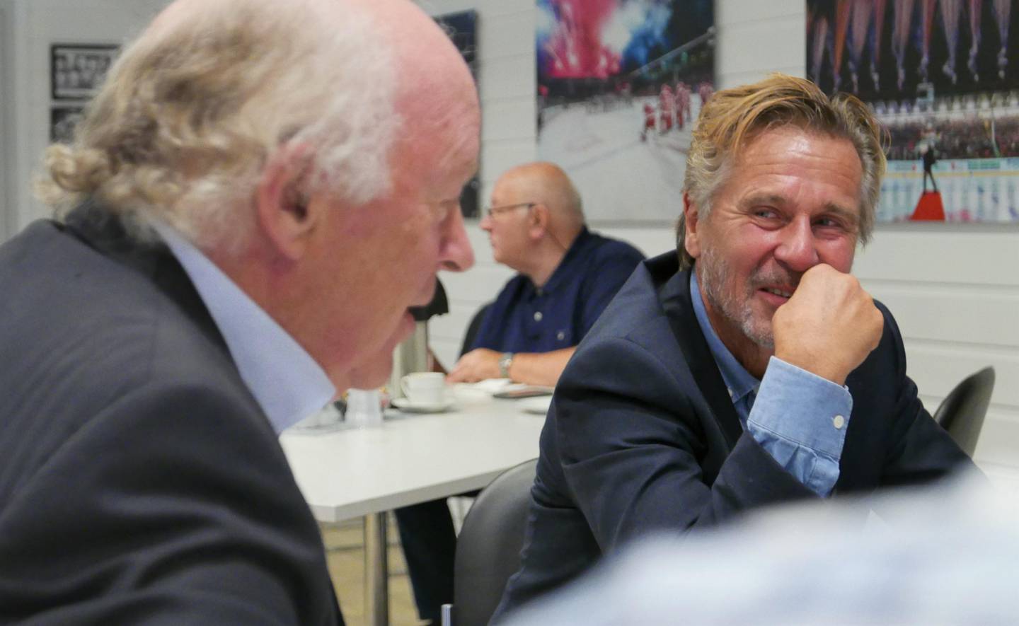 Terje Pedersen måtte humre litt da Jon Brynildsen fortalte historier fra gamle hockeydager i Stjernen.