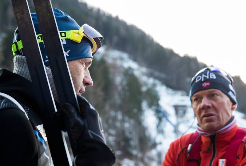 Ole Einar Bjørndalen (t.v.) i samtale med landslagstrener Egil Kristiansen etter onsdagens løp i Ruhpolding.
