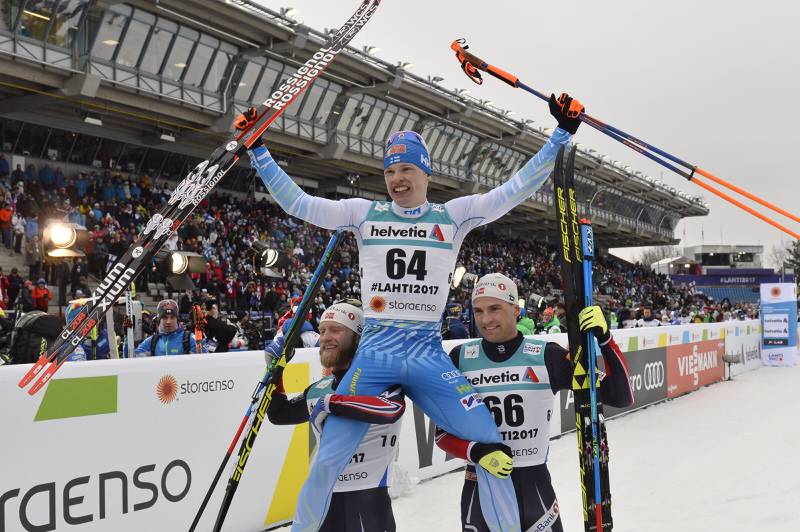 Iivo Niskanen hylles som seg hør og bør på skistadion i Lahti. Sølvvinner Martin Johnsrud Sundby og bronsevinner Niklas Dyrhaug bærer hjemmefavoritten på gullstol.
