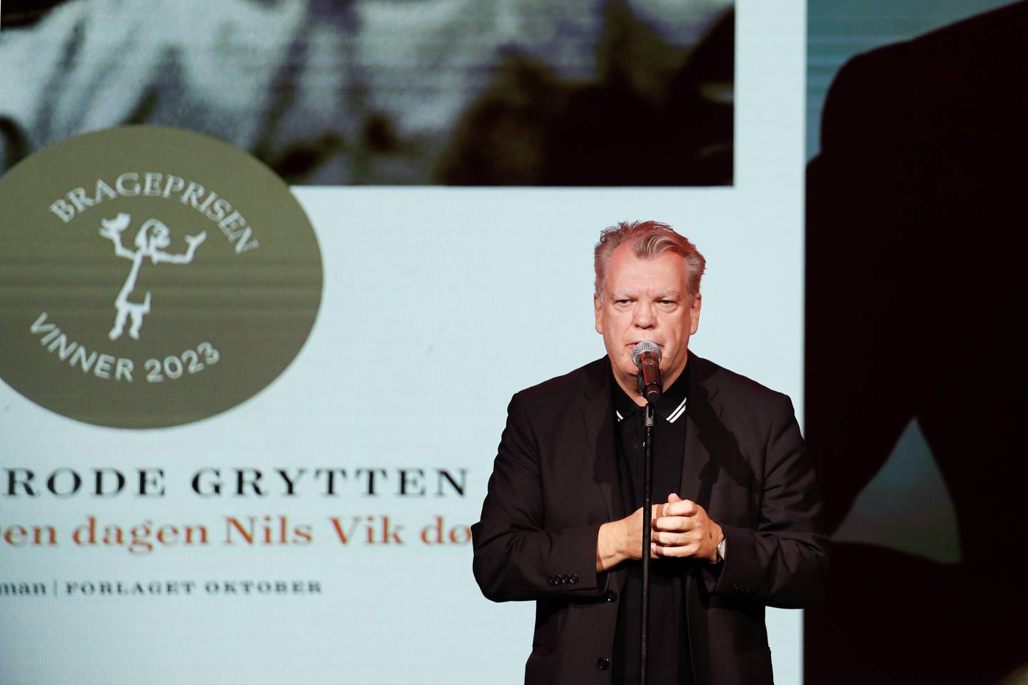 Frode Grytten får Brageprisen i kategorien skjønnlitteratur for «Den dagen Nils Vik døde» under utdelingen av Brageprisen 2023 på Vulkan Arena i Oslo. Foto: Frederik Ringnes / NTB