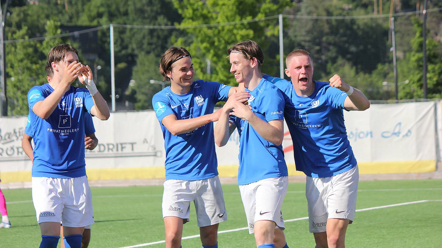 KJelsås-spillerne jubler etter Sebastian Ottesens 3-0-scoring 20 minutter før slutt.