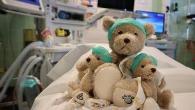 Gir hundre bamser til sykehuset - vil trøste barn som skal i narkose