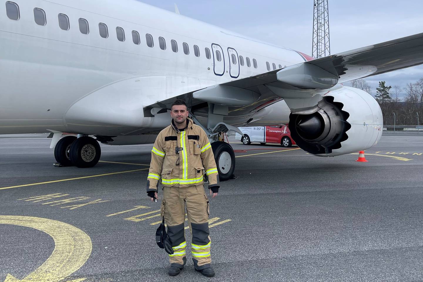 Lufthavnbetjent Gojko Ivkovic sier de ansatte på Bergen lufthavn er villige til å entre røykfylte fly - selv med økt risiko for både dem selv og passasjerene, på grunn av manglende trening.