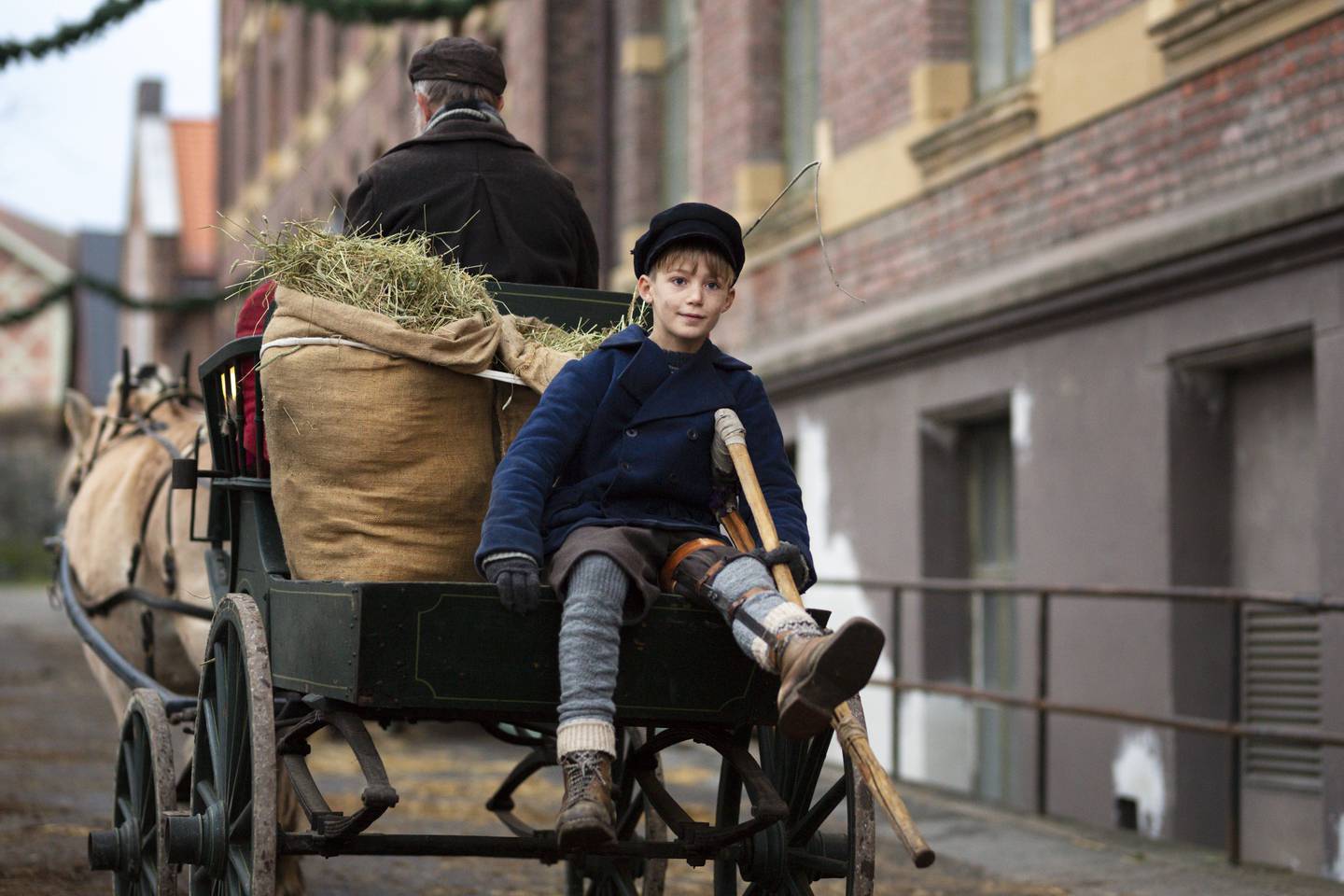 Hovedpersonen i NRKs nye julekalender av året er Luka (Lukas Langmyr Mabin), tiåringen som bor i fattigstrøket i Vika og som blir kjent med folket som driver Kristiania magiske tivolitheater.