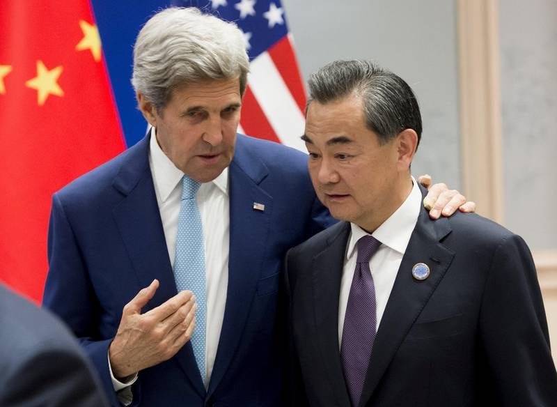 USA og Kinas utenriksministre John Kerry og Wang Yi bidro til Paris-avtalen.