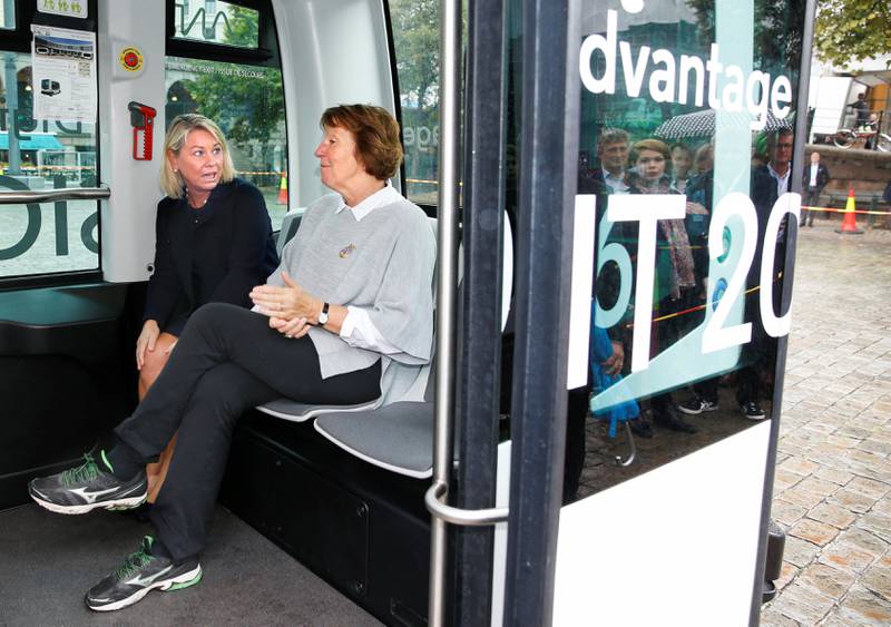 Næringsminister Monica Mæland (venstre) og Oslo-ordfører Marianne Borgen viste ingen tegn til panikk da de kjørte førerløs buss på Youngstorget i går.
