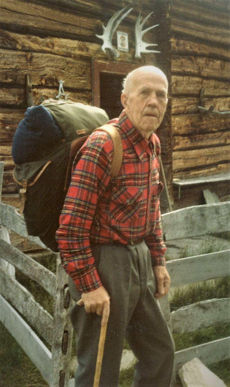 Johan Støa holdt seg i god form, og gikk en rekke turer også etter at han ble pensjonist. Bildet er tatt under en tur til Røros i 1977. 