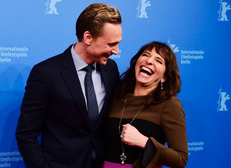Tom Hiddleston sier kanskje noe på dansk til Susanne Bier, regissør av «The Night Manager», før verdenspremieren på TV-dramaet under filmfestivalen i Berlin nylig. FOTO: NTB SCANPIX