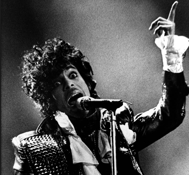 Prince i kjent stil under en konsert i Cincinnatio, Ohio, i 1985. FOTO: ROB BURNS/NTB scanpix