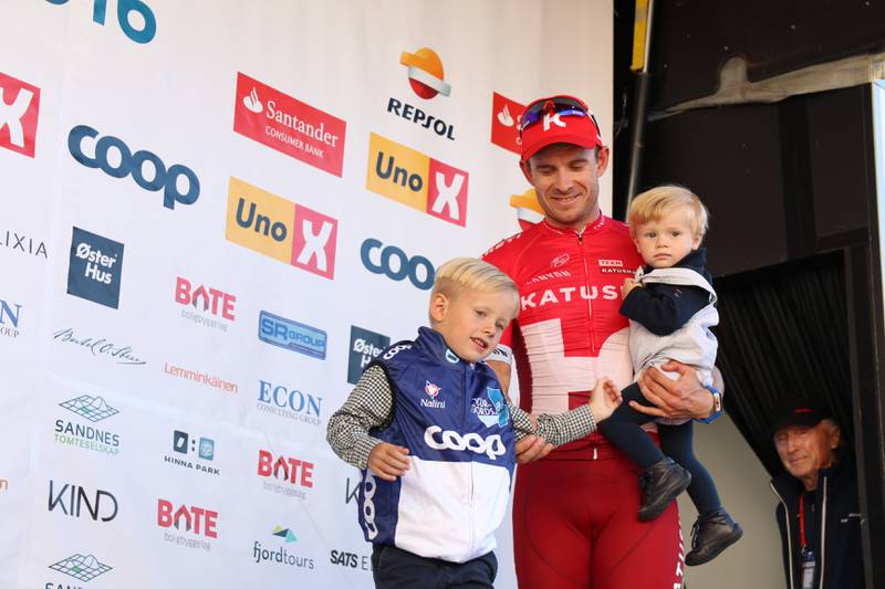 Alexander Kristoff hadde med seg sønnene Leo (4 år) og Liam (1 år) på seierspodiet i Stavanger. Foto: Erik Sergio Auklend.