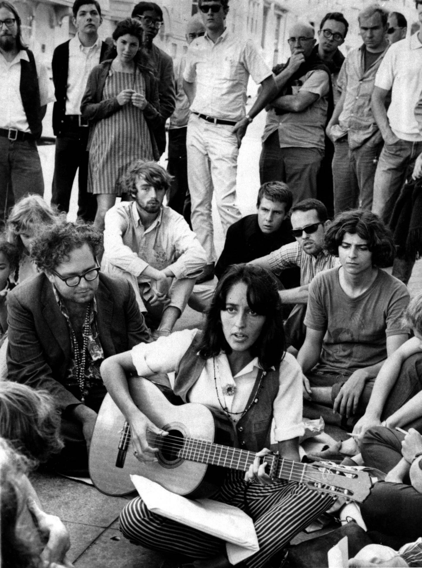 Joan Baez, som alltid midtpunkt i forsamlingen, her i 1967. Foto: NTB scanpix