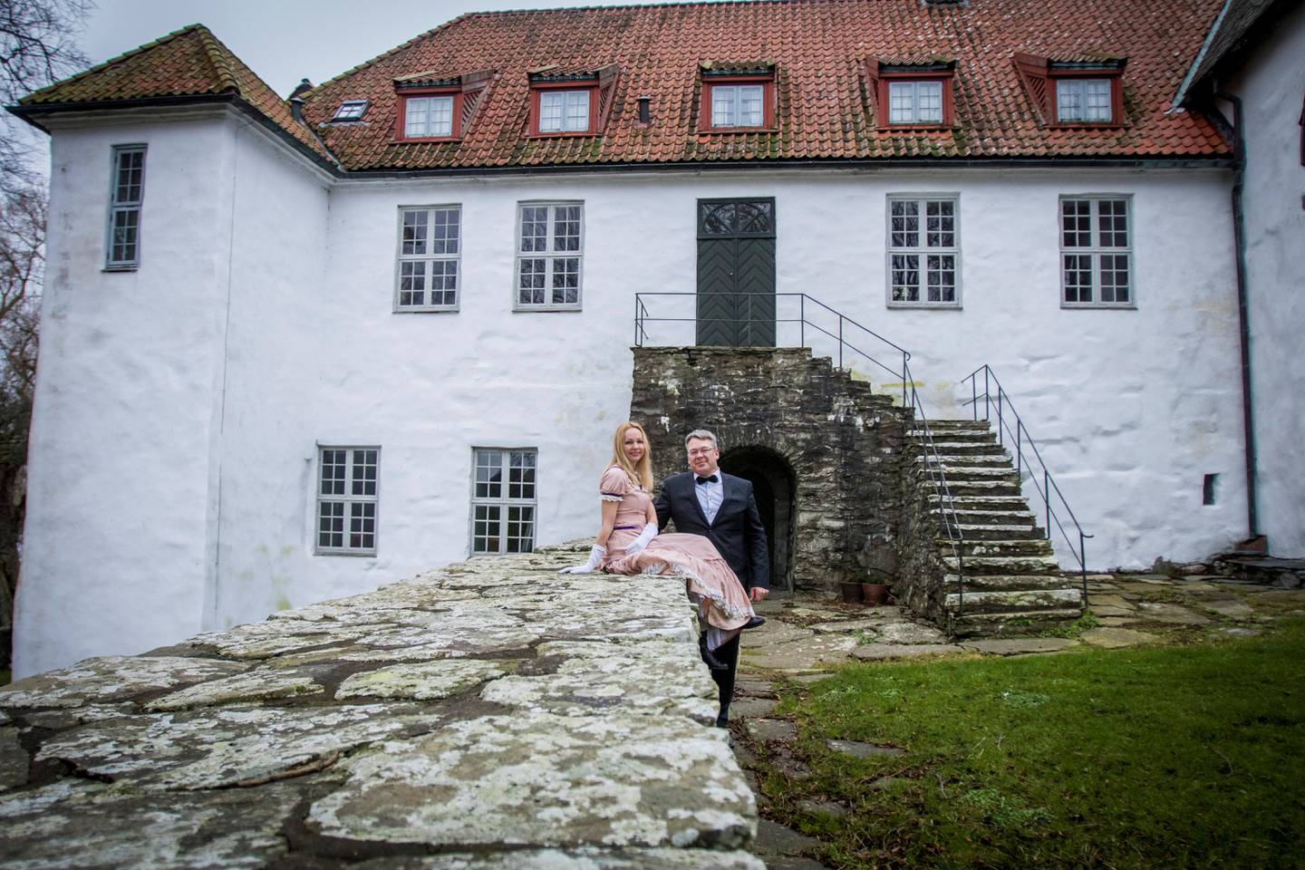 Hotelldirektør Tor Gunnar Solvang og Tove Galta fra Museum Stavanger (MUST) inviterer til ball på Utstein Kloster på lørdag.