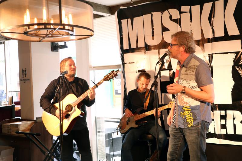 Lars Lind, Rolf Kloster og Mikaell Olsson spiller på No. 28 PIzza Pub. 