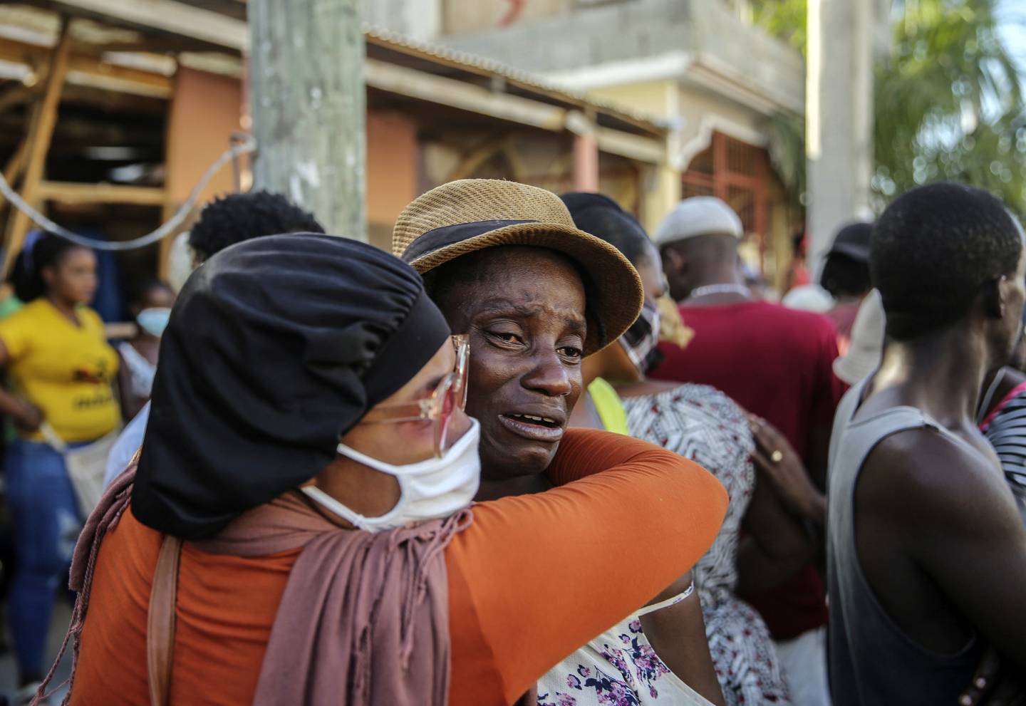 Fortvilede mennesker gråter over sine savnede etter jordskjelvet. Haitis befolkning er hardt prøvet, av mange årsaker.