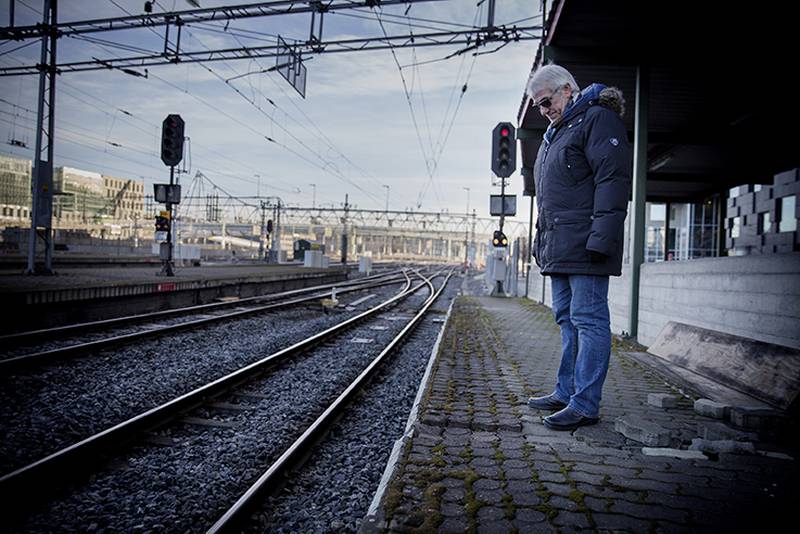 Kommunikasjonssjef Kjell Bakken i Jernbaneverket ved perrongen som måtte kappes. FOTO: HILDE UNOSEN