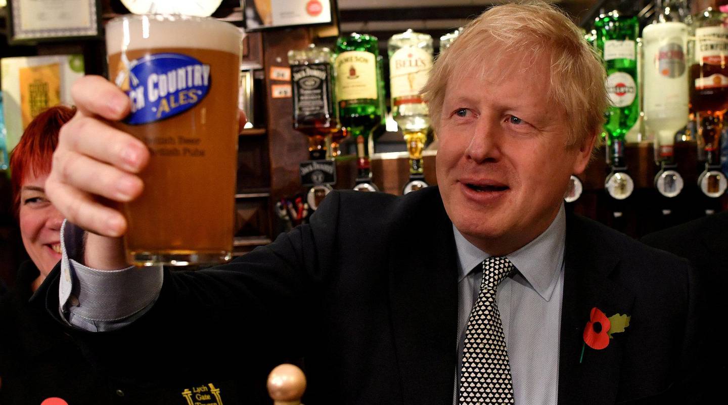Statsminister Boris Johnson har fått hjelp i kretsene som holdes av De konservative. Her smaker han øl under et besøk i Wolverhampton. Alle foto: NTB scanpix