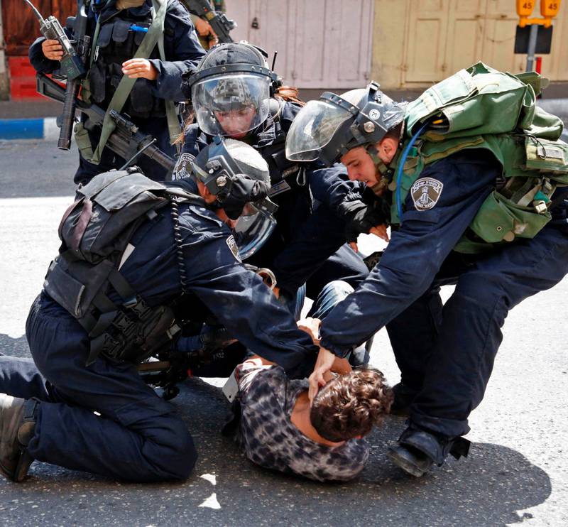 Hebron: Israelske sikkerhetssstyrker i Hebron arresterer en ung palestiner etter sammenstøt mellom sikkerhetsstyrkene og palestinske demonstranter sist fredag. FOTO: afp/ntb scanpix