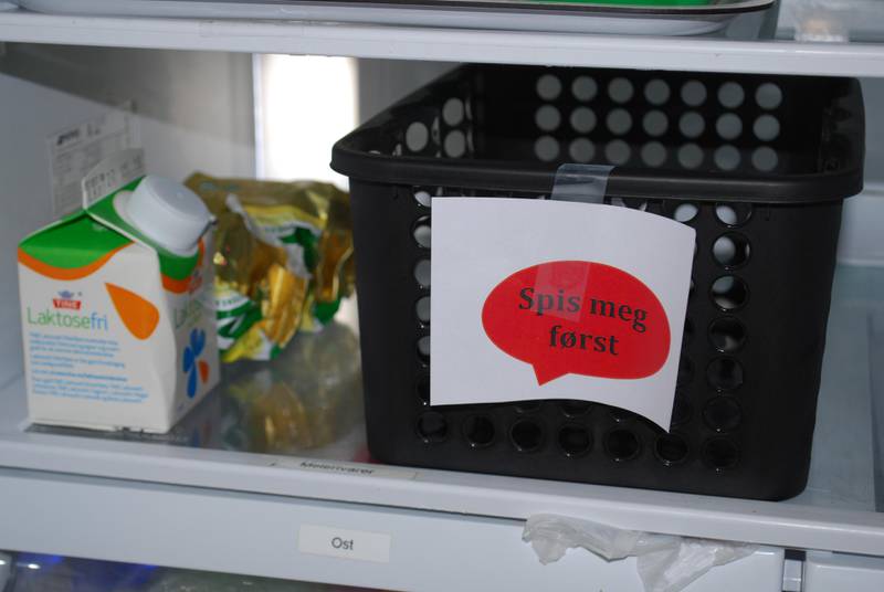 Midt i kjøleskapet har familien en boks som skal sørge for at maten ikke rekker å bli dårlig.