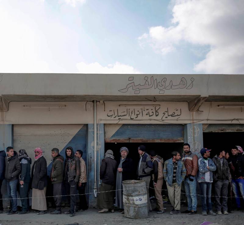 Frie: Innbyggere i Mosul venter ved en kontrollpost for å få tillatelse til å forlate nylig frigjorte Øst-Mosul. FOTO: NTB SCANPIX