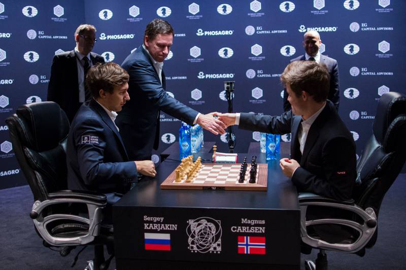 Forretningsmannen  Peter Thiel hilser på Magnus Carlsen før han åpner siste dag av sjakk-VM. Etter fire partier hurtigsjakk var VM-tittelen i boks for Carlsen.