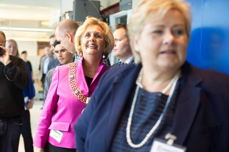 Da Trude Drevland var tilbake som ordfører etter sykemeldingen var første bedriftsbesøk hos Clampon sammen med statsminister og partifelle   Erna Solberg. Nå er Drevland siket for grov korrupsjon. FOTO: MARIT HOMMEDAL/NTB SCANPIX