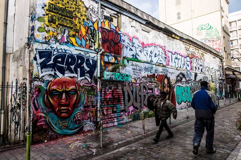 På Rue Dénoyer i Belleville er det fritt fram for graffiti. ALLE FOTO: JOHAN ÖBERG/NTB SCANPIX