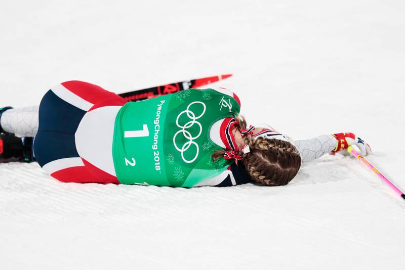 Astrid Uhrenholdt Jacobsen ligger helt utslått i snøen etter sin etappe. Charlotte Kalla slo henne med nesten et minutt på fem kilometer.